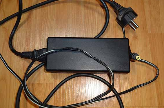 علت شارژ نشدن باطری لپ تاپ: مشکل در کابل شارژ لپ تاپ